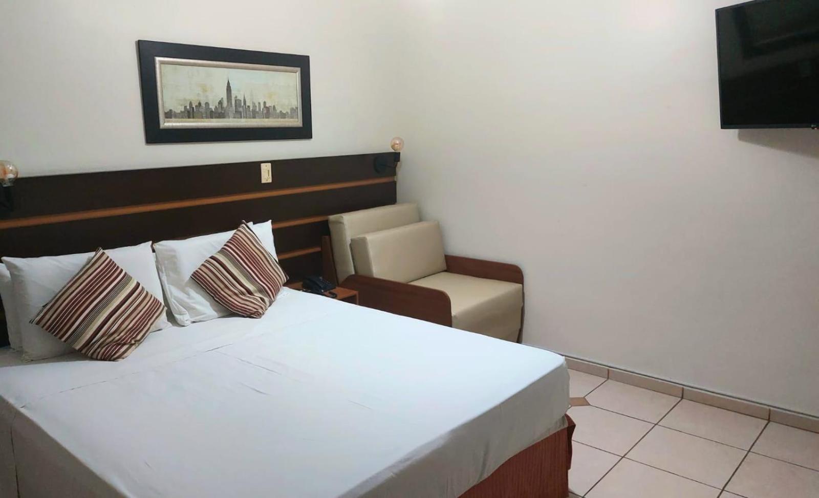 Hotel Ferraz Pouso Alegre Bagian luar foto