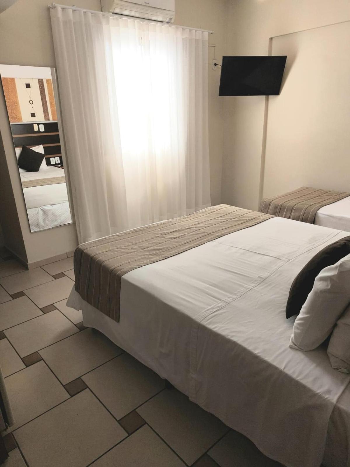 Hotel Ferraz Pouso Alegre Bagian luar foto