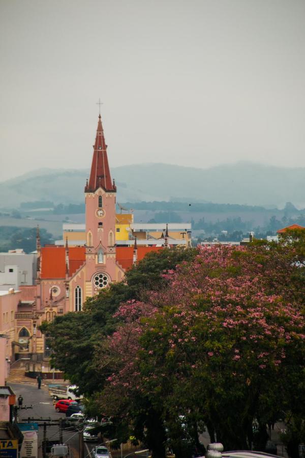 Hotel Ferraz Pouso Alegre Bagian luar foto